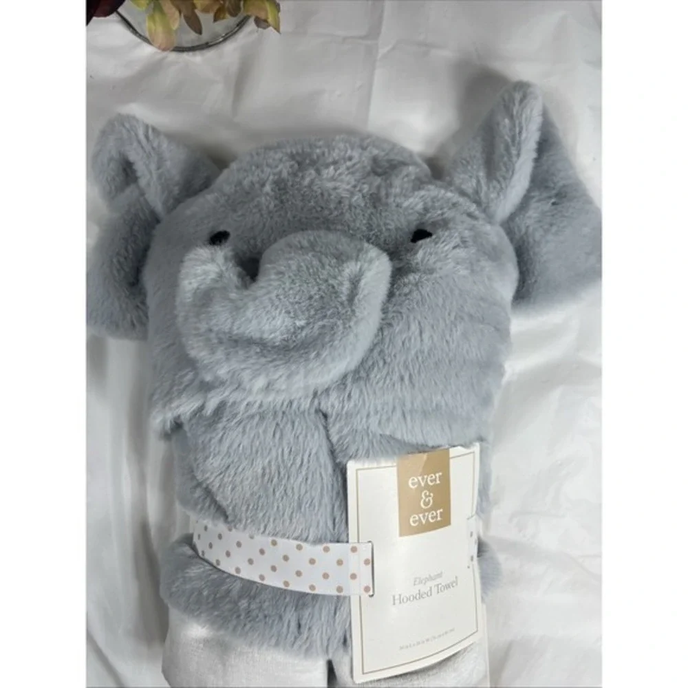 Elephant Hooded Towel By Ever & Ever (30 i L x 26 in W (76 cm x 66‎ cm))